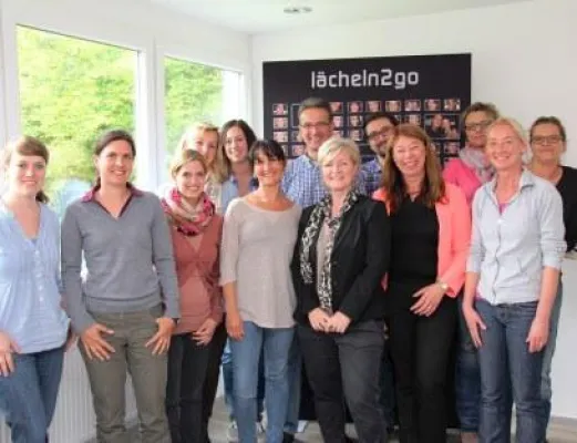 Bild: Dental Technik Kiel in Bonn schult Mitarbeiterinnen zur lächeln2go-Beraterin