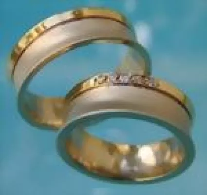 Bild: Entspannt heiraten - Eheringe online aussuchen