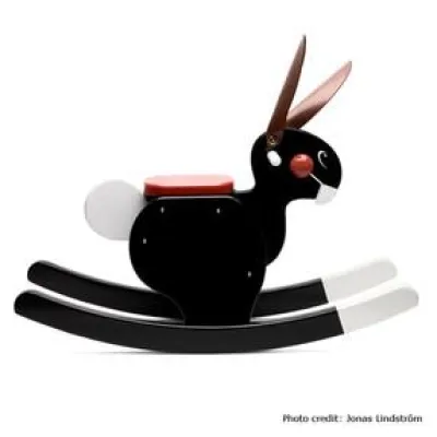 Der schönste Osterhase kommt aus Schweden - Schaukelbunny Rocking Rabbit begeistert kleine Playboys und -girls Bild: Der schönste Osterhase kommt aus Schweden - Schaukelbunny Rocking Rabbit begeistert kleine Playboys und -girls