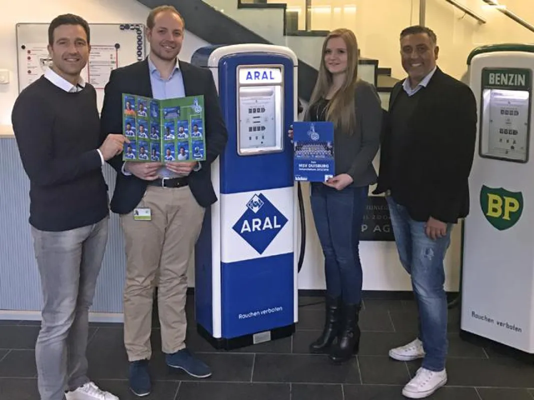 Bildmitte: Ralph Sikora und Jana Rengshausen (Teamleiter und Managerin Aral Gift Card Business).