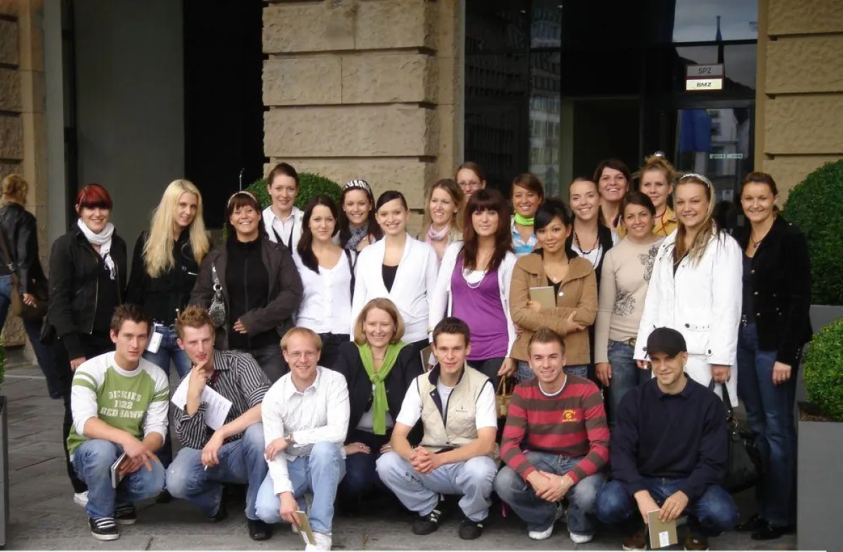 Die Auszubildenden mit Direktorin Heike Reinhart (erste Reihe, 4 v.l.) vor dem Sofitel Bayerpost in München