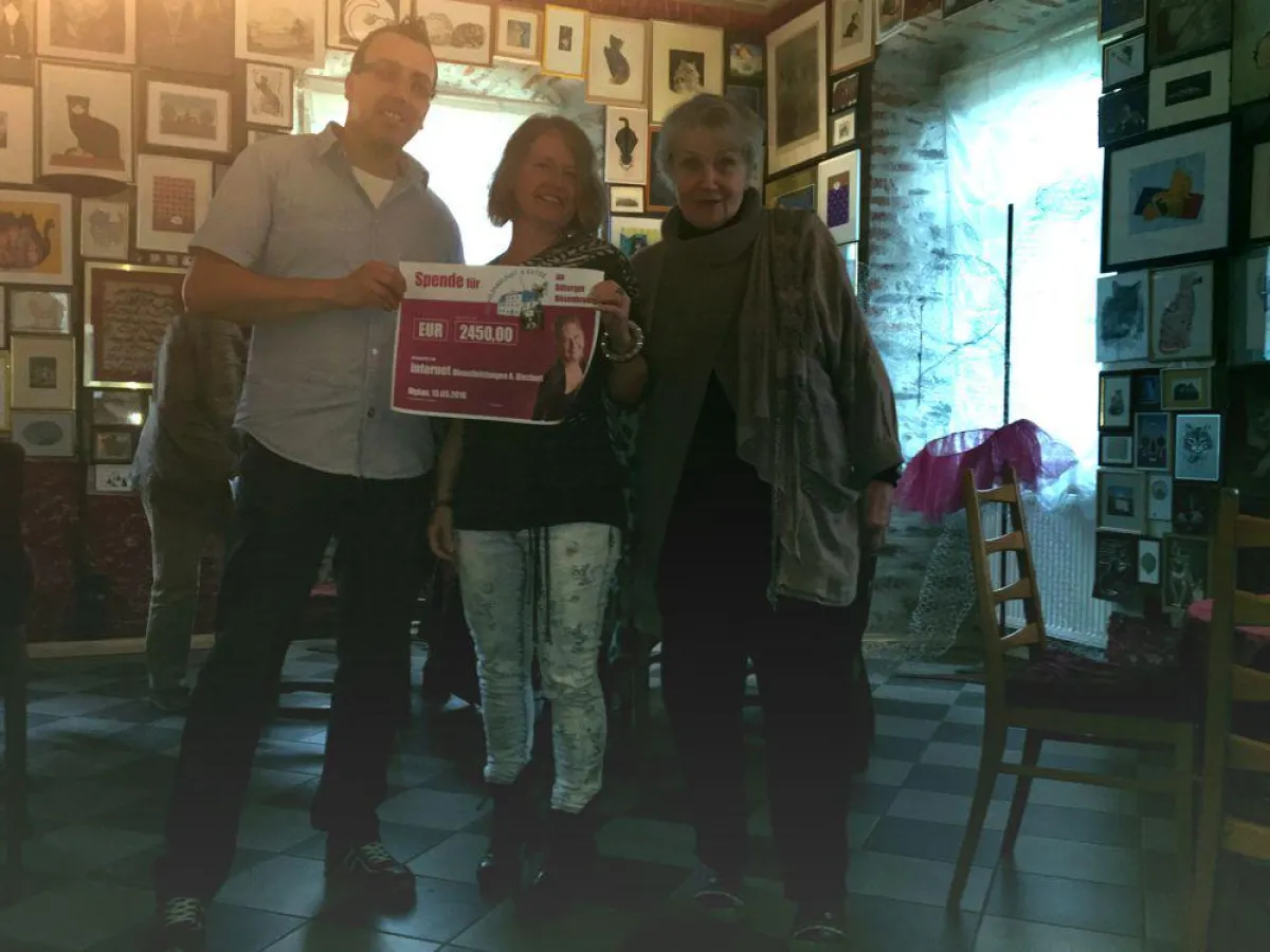 Angelika Riechert überreicht eine großzügige Spende