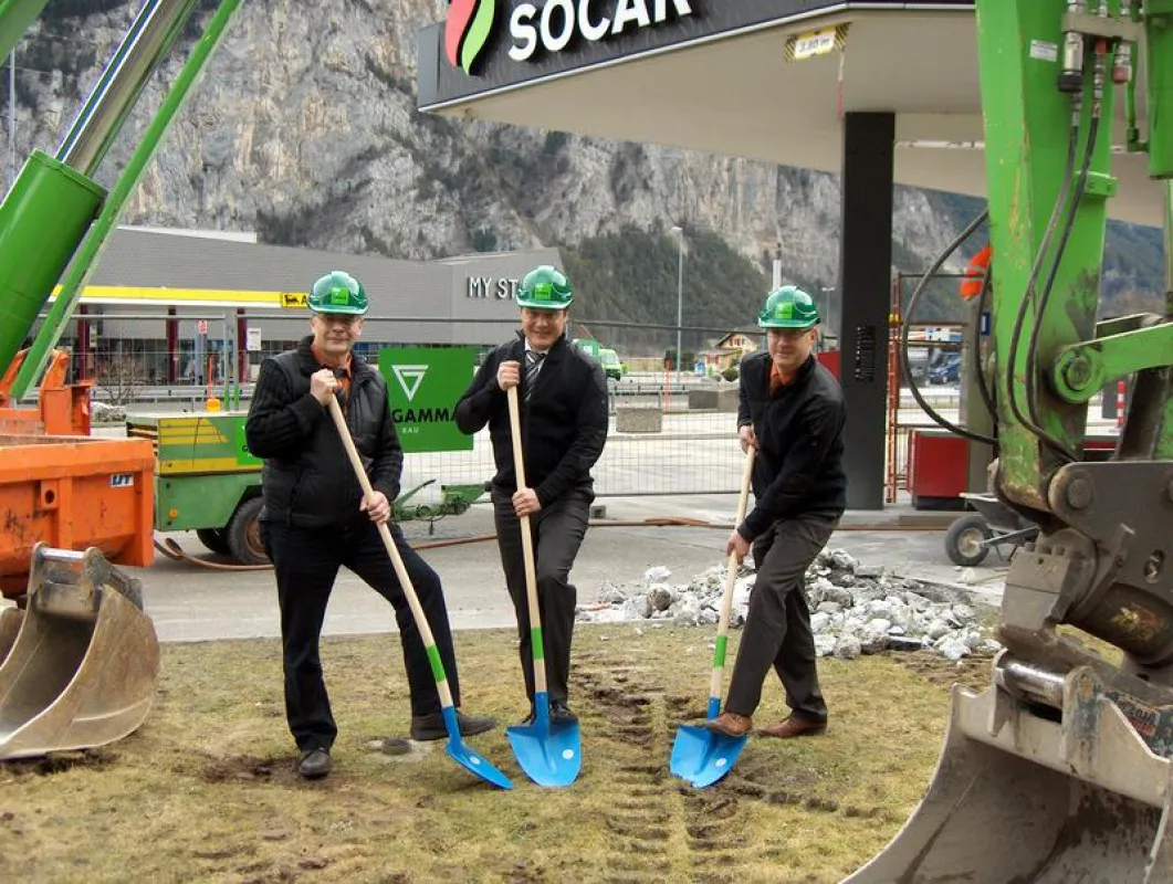 Der erste Spatenstich zu den beiden neuen Autogas-Tankstellen am Gotthard.