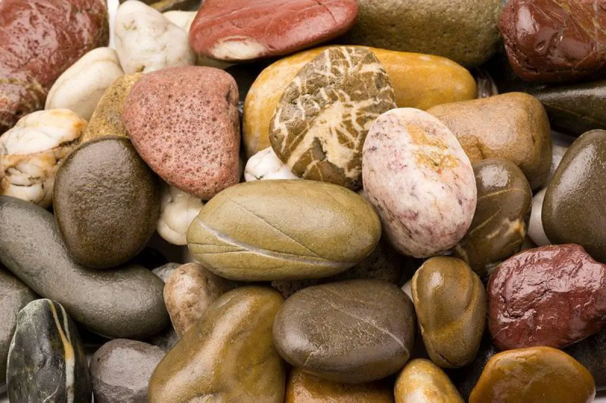 Viele Mineralien können je nach ihren spezifischen Eigenschaften nachgefragte und knappe Rohstoffe etwa für die Bauindustrie sein. (Foto: Nicole Brinnel/KIT)