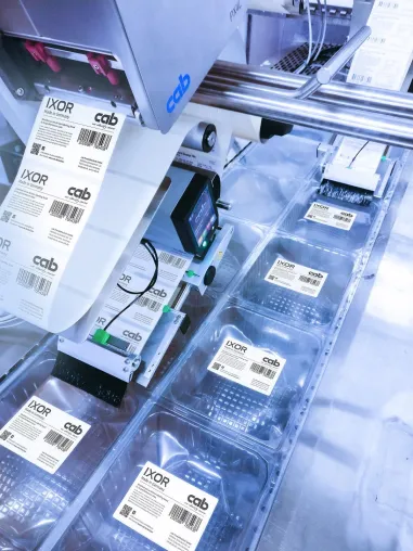 Bild: Automatisiert kennzeichnen: Druckmodul, Etikettierer und Sensor setzen neue Maßstäbe