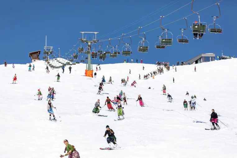Der 3. Int. Kästle Dirndl Skitag lockte 300 Trachtenfans nach Lech am Arlberg Bild: Der 3. Int. Kästle Dirndl Skitag lockte 300 Trachtenfans nach Lech am Arlberg