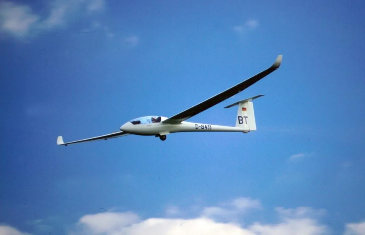 Der Einsitzer LS 8 mit dem Wettbewerbskennzeichen 