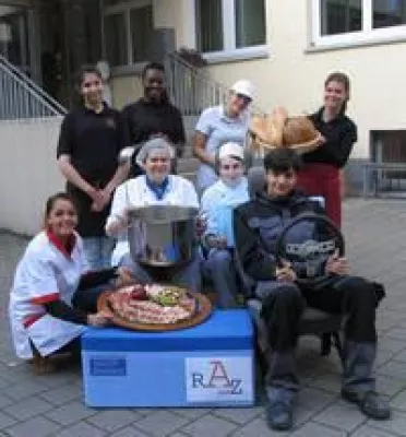 Bild: "Jetzt fehlt nur noch der Bus" - Azubis hoffen auf viele Stimmen bei "Herzenssache"