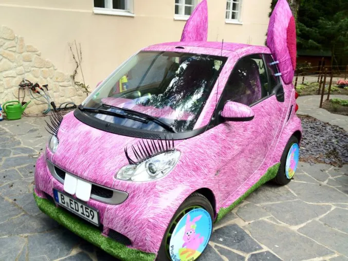 Bild: PlugSurfing Tourstart in Deutschland: Rosa E-Smart Bunny rollt von Dortmund nach Berlin