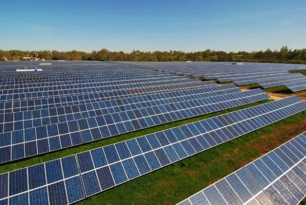 Bild: Canadian Solar liefert 35.000 Solarmodule für 8-MW-PV-Anlage in Frankreich
