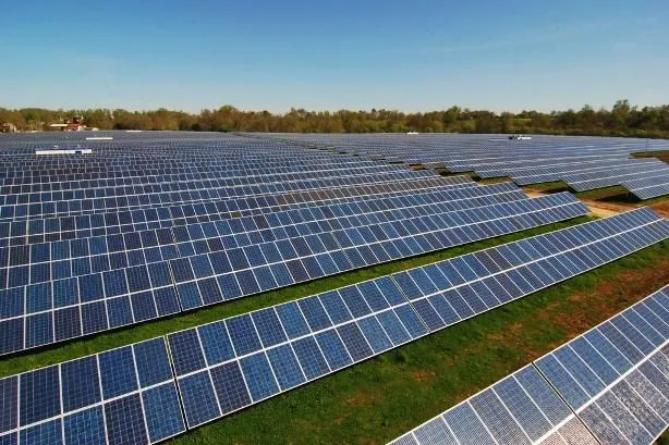 Bild: Canadian Solar liefert 35.000 Solarmodule für 8-MW-PV-Anlage in Frankreich
