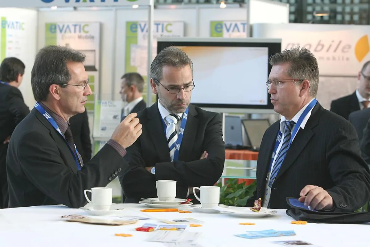 Raum für Networking lässt die Spezial-Ausgabe der KVD Spotlight.