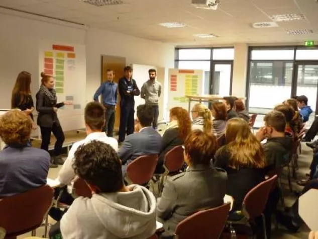 Bild: Azubiakademie startet mit neuem Programm – Azubis beweisen Kompetenz und Engagement im ersten Workshop