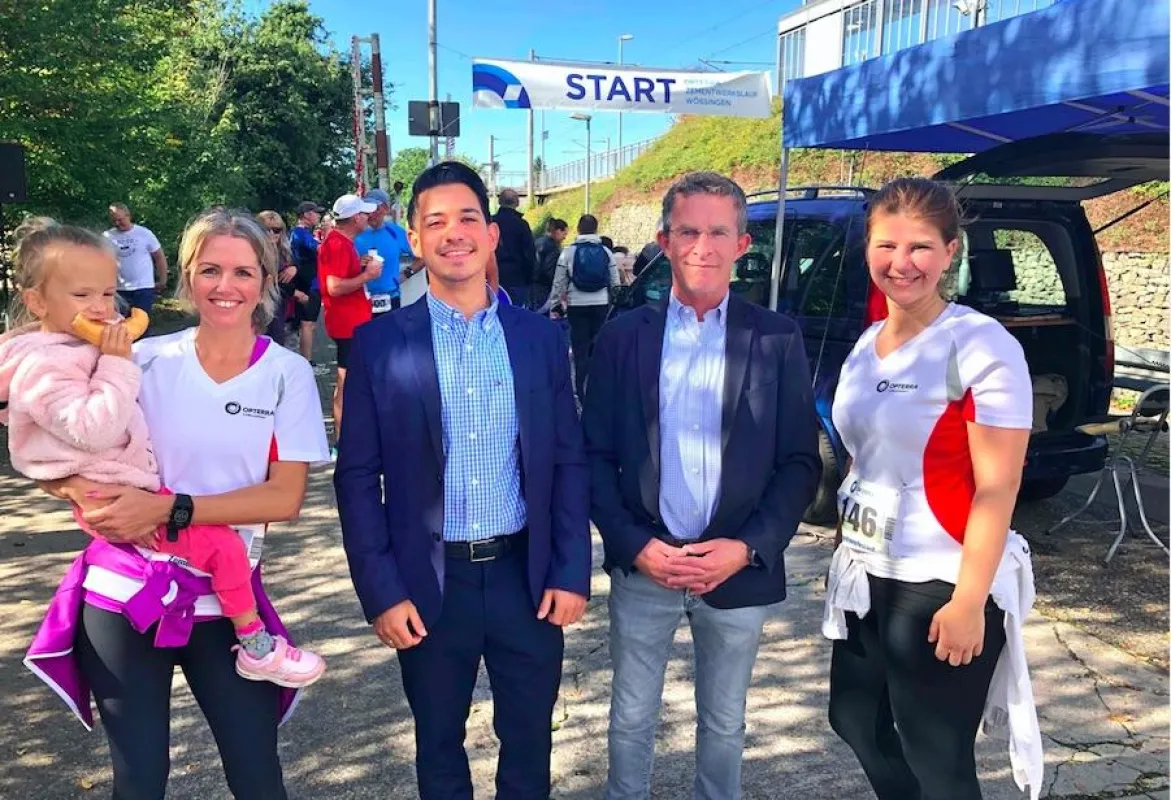 BM Timur Özcan (links) mit Werkleiter Stephan Schenk und zwei stolzen Läuferinnen