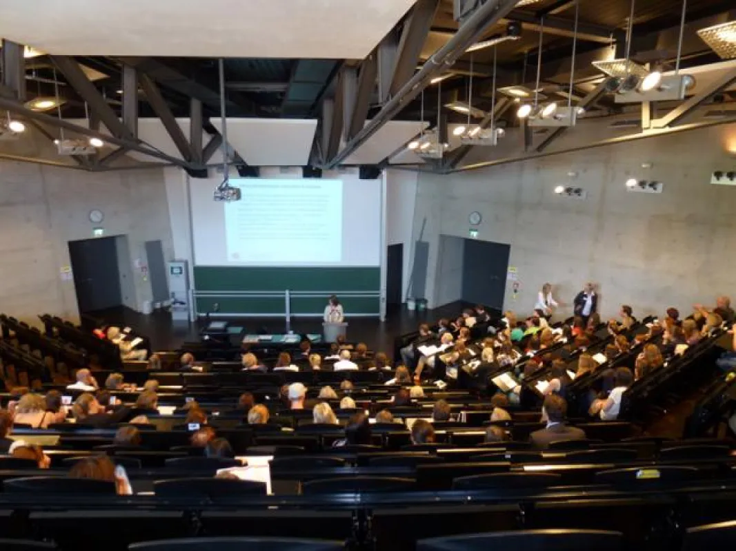 Studiengangsleiterin Prof. Dr. Julia Lademann erläuterte die Herausforderungen der Pflege. Foto: GIP