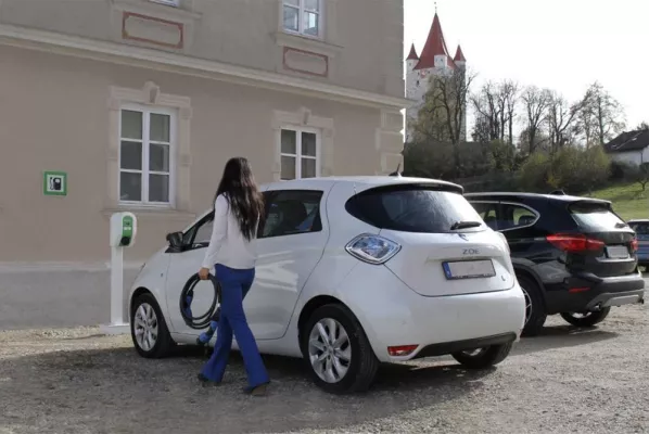 Bild: SSL Energie GmbH gibt öffentliche Ladestation in Haag i. OB frei