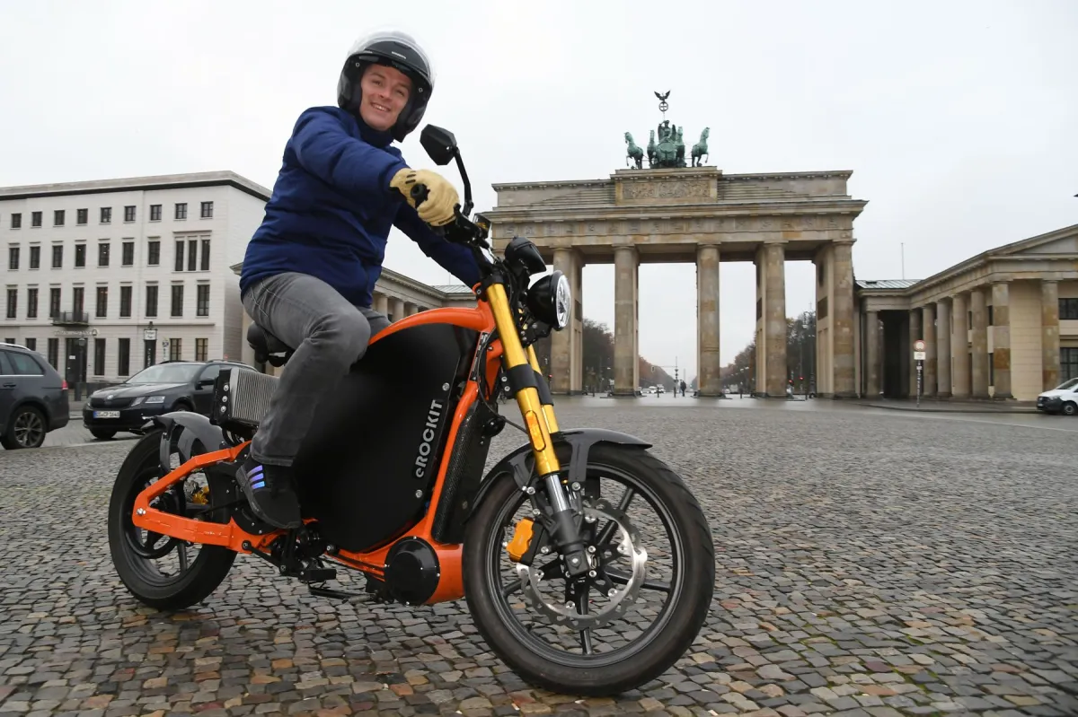 Aaron Troschke auf dem E-Motorrad eROCKIT