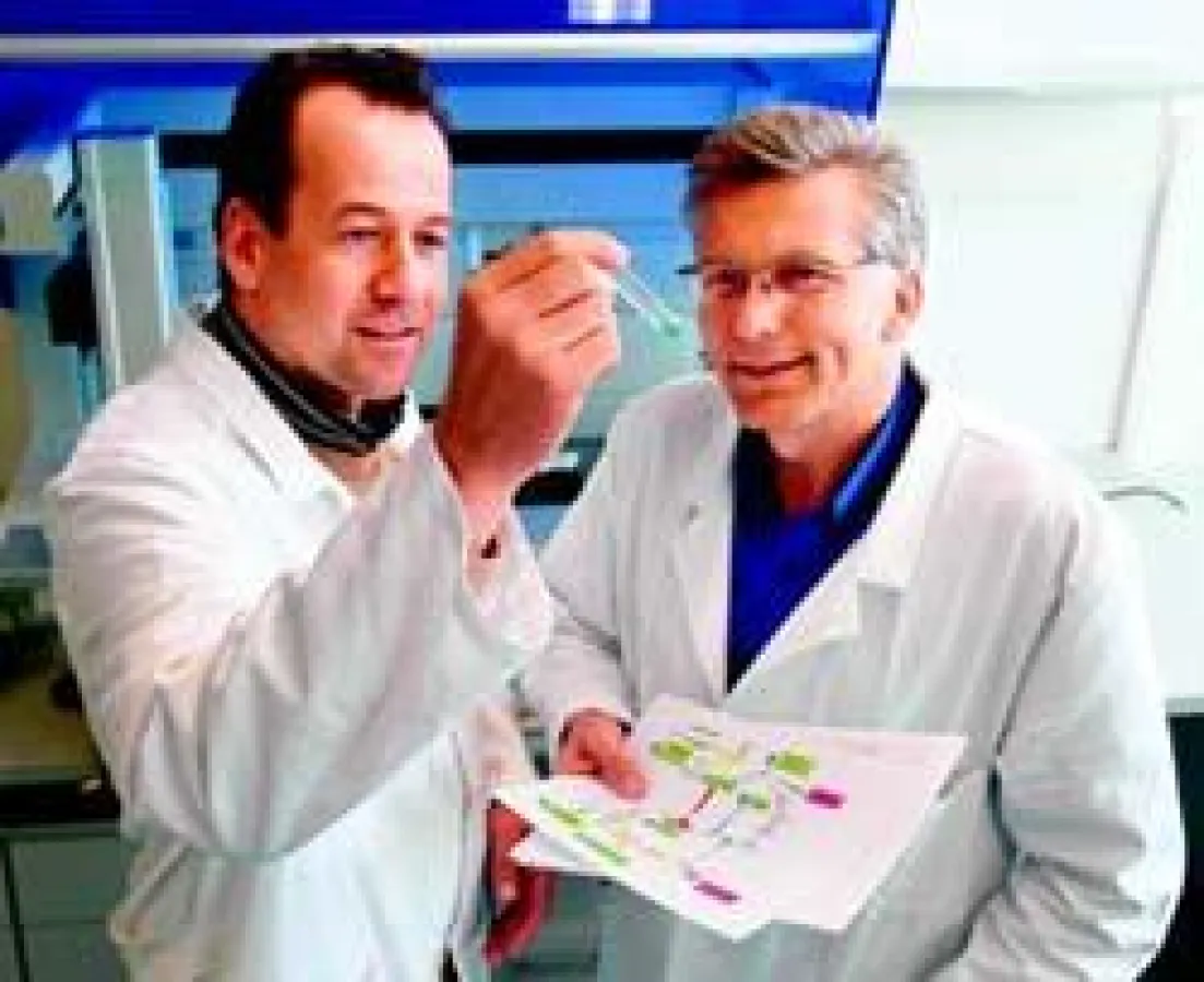 Dr. Johannes F. Coy (links im Bild) aus Darmstadt erzielt Durchbruch in der Krebsforschung