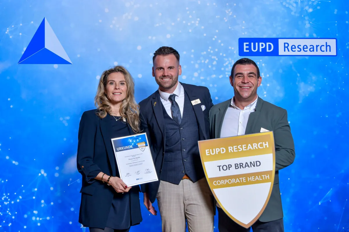 Die Vertreter:innen von Personify Health nehmen die Urkunde entgegen.  (© EUPD/Wenski)