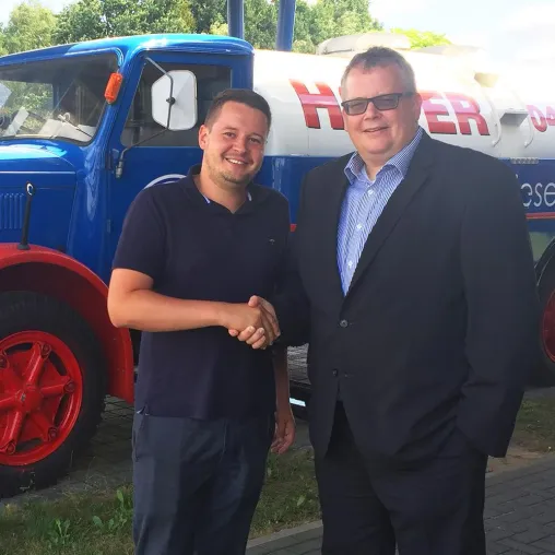 Tankstellen- und Autohofbetreiber Hoyer setzt für weitere drei Jahre auf Shoplieferanten MCS Bild: Tankstellen- und Autohofbetreiber Hoyer setzt für weitere drei Jahre auf Shoplieferanten MCS