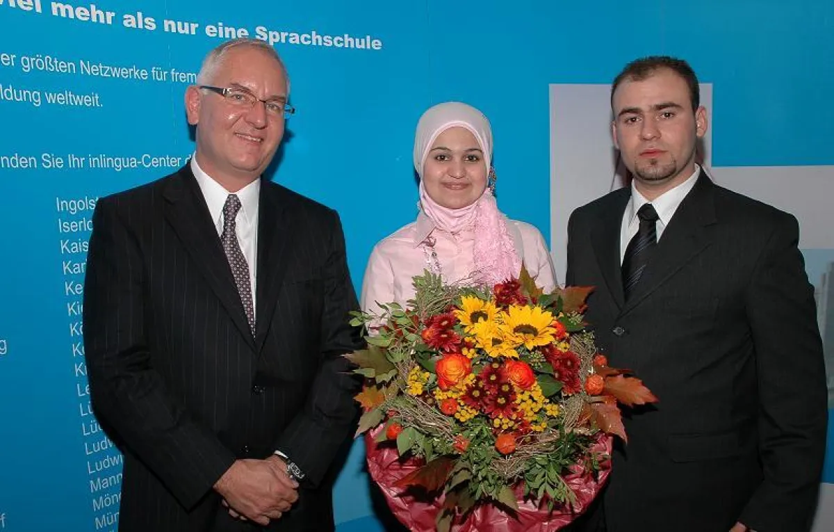 inlingua international-Präsident Jürg Heiniger ließ es sich nicht nehmen, die Jubiläumsfeier in Deutschland zu besuchen und die Stipendiaten Schahad Ahmed Rahim und Shevan Al Khalil zu beglückwünschen
