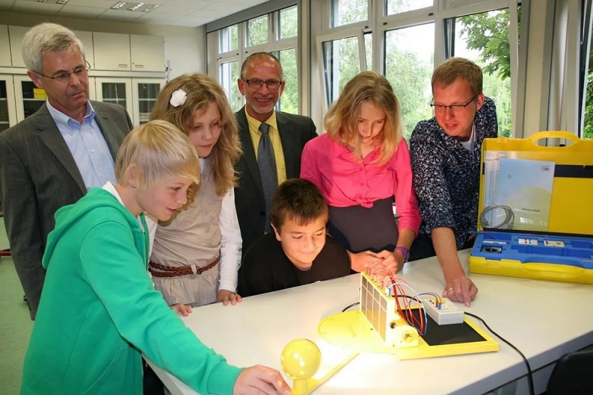 Das Greselius-Gymansium Bramsche beginnt mit IKS Photovoltaik die Sonnenreise.