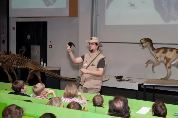 Welt der Dinosaurier begeisterte über 500 Junior-Studenten der KinderHochschule Bild: Welt der Dinosaurier begeisterte über 500 Junior-Studenten der KinderHochschule