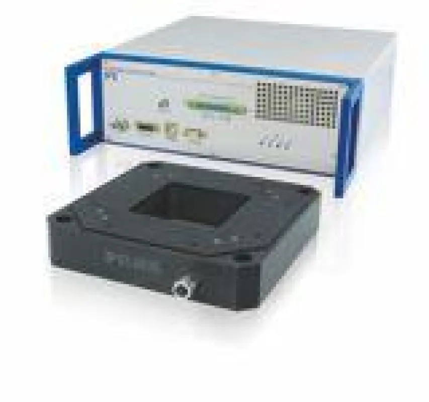Digitaler Dreikanalcontroller E-725 mit einem dreiachsigen Nanopositioniersystem P-528.