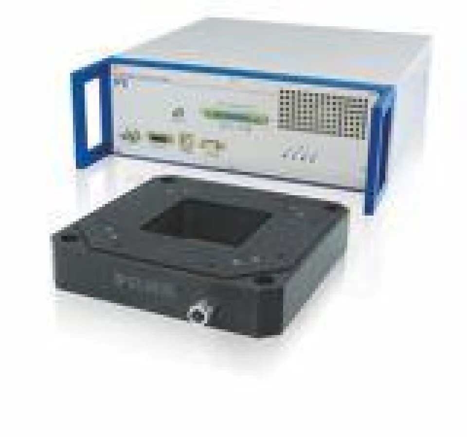 Digitaler Dreikanalcontroller E-725 mit einem dreiachsigen Nanopositioniersystem P-528.