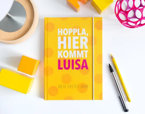 Das erste Babyalbum, das auch zu Alleinerziehenden, Regenbogen- und Adoptionsfamilien passt Bild: Das erste Babyalbum, das auch zu Alleinerziehenden, Regenbogen- und Adoptionsfamilien passt