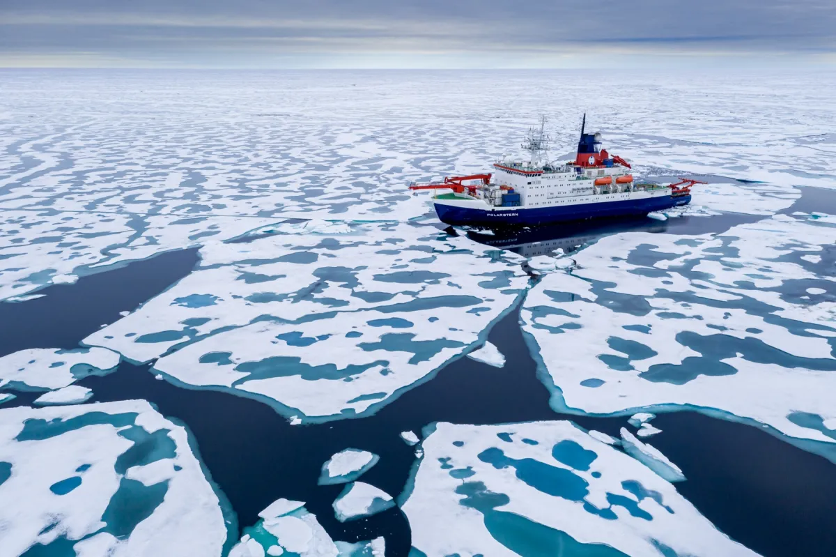 Die Polarstern im Eismeer