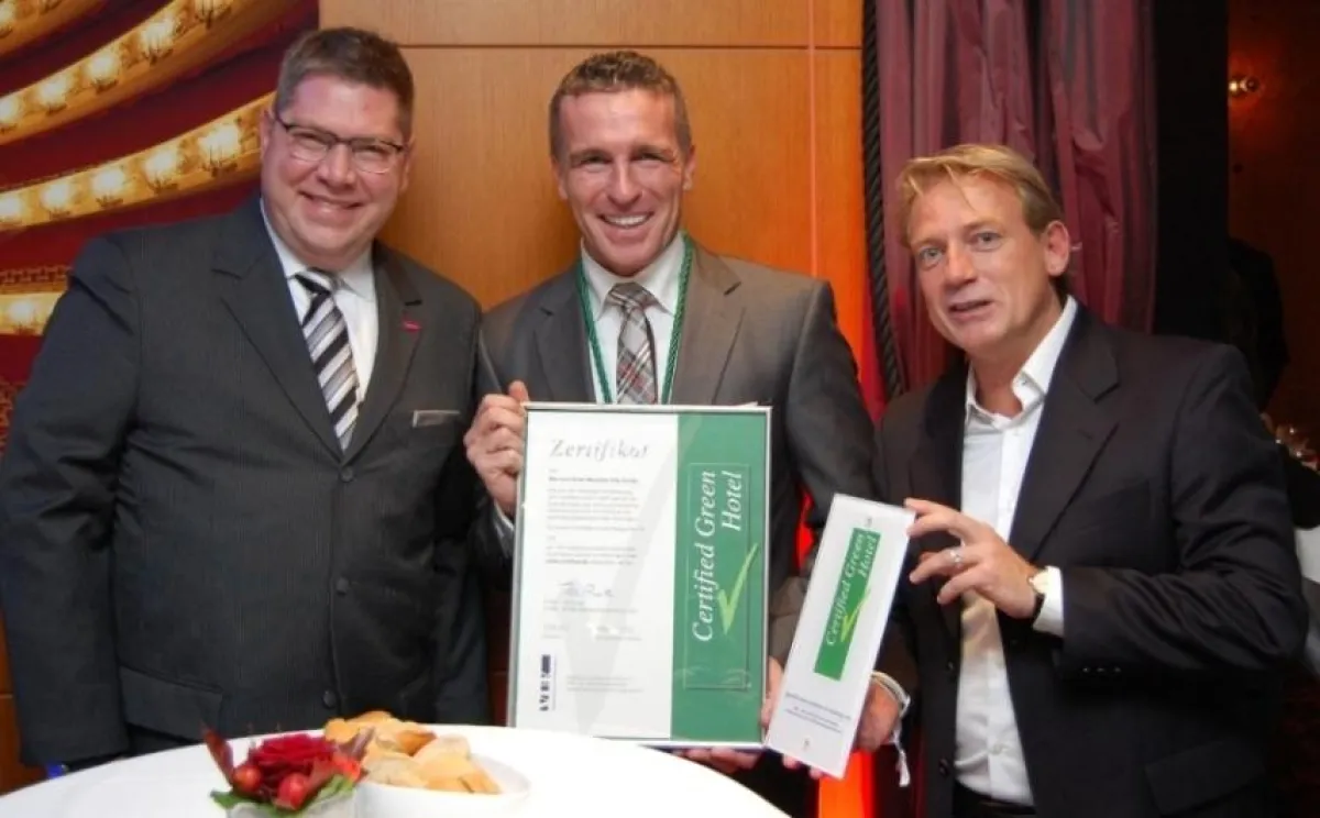 Volkmar Pfaff, Daniel Braun und Daniel Dellmann (v. re.) mit dem Zertifikat.