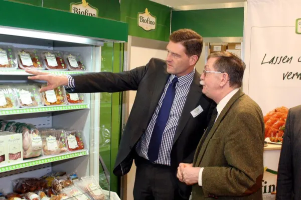 Bild: Echte Handwerkskunst: Das Bio-Geflügel von Biofino schmeckt Agrarminister Lindemann