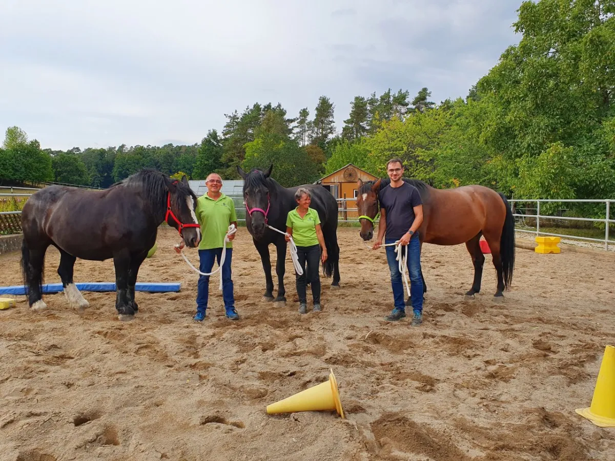 Trainer Christian Kranz (rechts) beim pferdegestützten Training mit Portapatet.