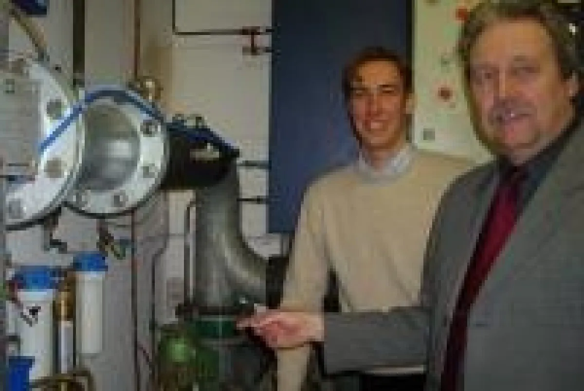 Dipl.-Ing. (FH) Kai Scheppler von Donaldson und Reinhard Wille, Leiter Vertrieb Industriekunden bei der ION, sind mit der Performance des AQUABION als chemie- und fremdstromfreier Kalkwandler hoch zuf