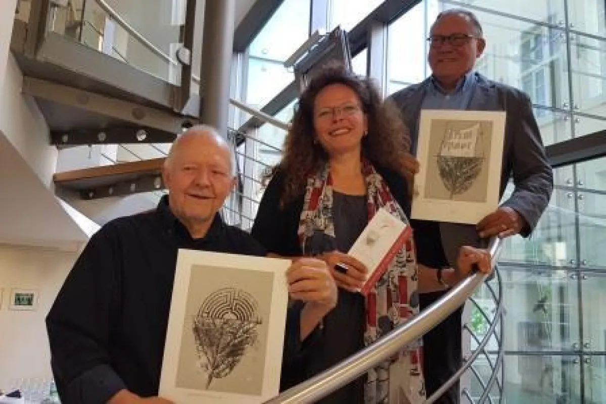 Bild: v.l.n.r. Künstler Clas Steinmann, Dr. Bärbel Schulte und Harry Thiele