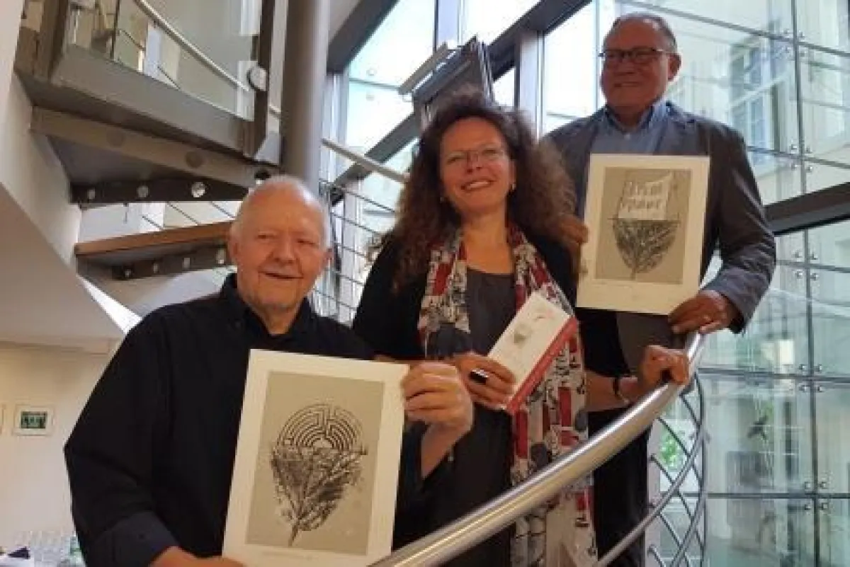 Bild: v.l.n.r. Künstler Clas Steinmann, Dr. Bärbel Schulte und Harry Thiele