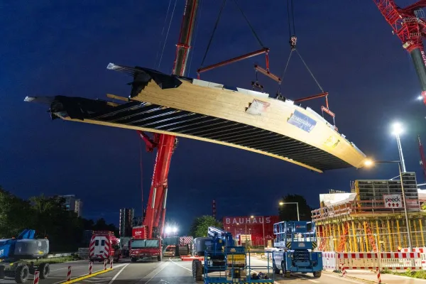 Bild: Längste integrale Holzbrücke der Welt in Mannheim eingehoben