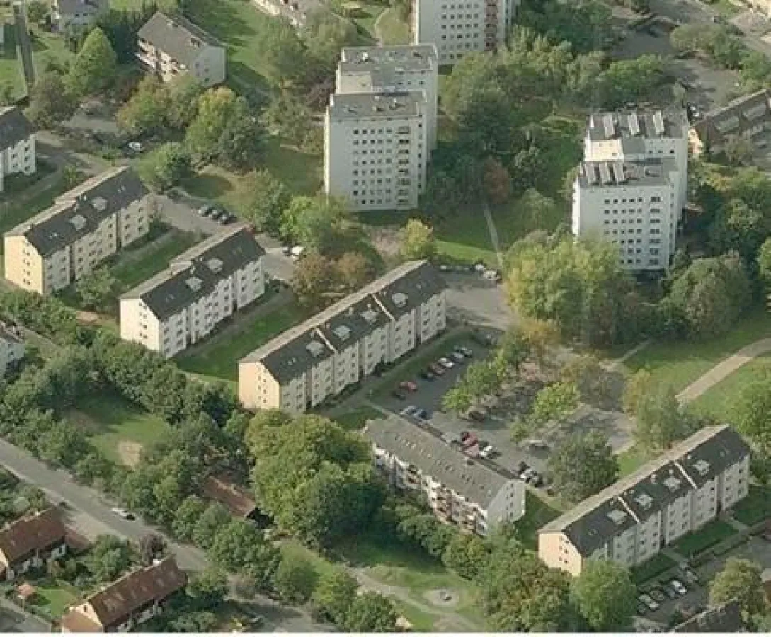 In dieser Anlage zeigt sich der typischer Wohnungsbau der 1950er bis 1970 Jahre.