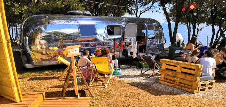 Bild: Tom's Vintage Trailers GmbH präsentiert neue Airstream Mobile Lounge
