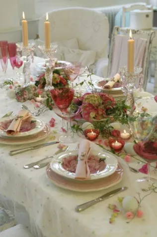 Bild: Festlich gedeckte Ostertische im Kerzen-Schein