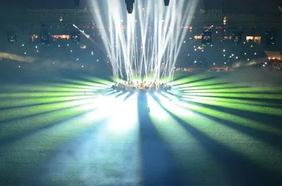 Bild: Spektakuläre Lichtshow bei Tribüneneinweihung des FC Union in Berlin.