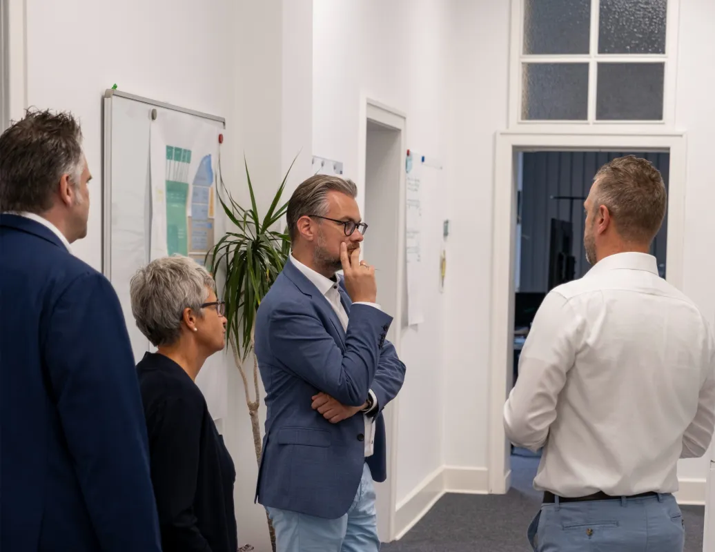 V.l.n.r: Arne Baltissen, Leslie Czienienga, Dr. André Göbel, Oskar Rzepinski (Prosoz) (© PROSOZ Herten GmbH)