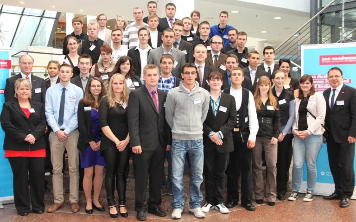 Die Kammersieger mit Hauptgeschäftsführer Norbert Bünten (l.) und Präsident Rolf Schneider (r.)