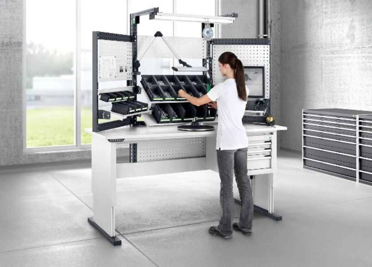 Ergonomisch einzustellender bott avero Einzelarbeitsplatz mit höhenverstellbaren Tischbeinen u.v.m.