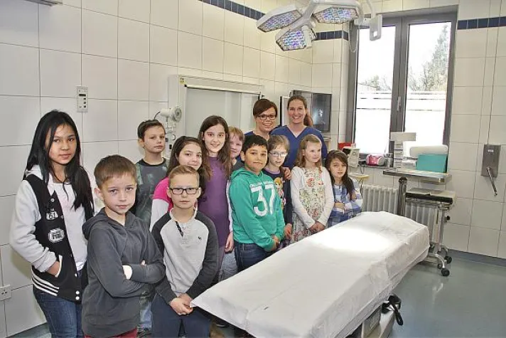 Bild: Kreiskrankenhaus St. Franziskus Saarburg und angeschlossenes Seniorenzentrum empfangen Grundschulklasse