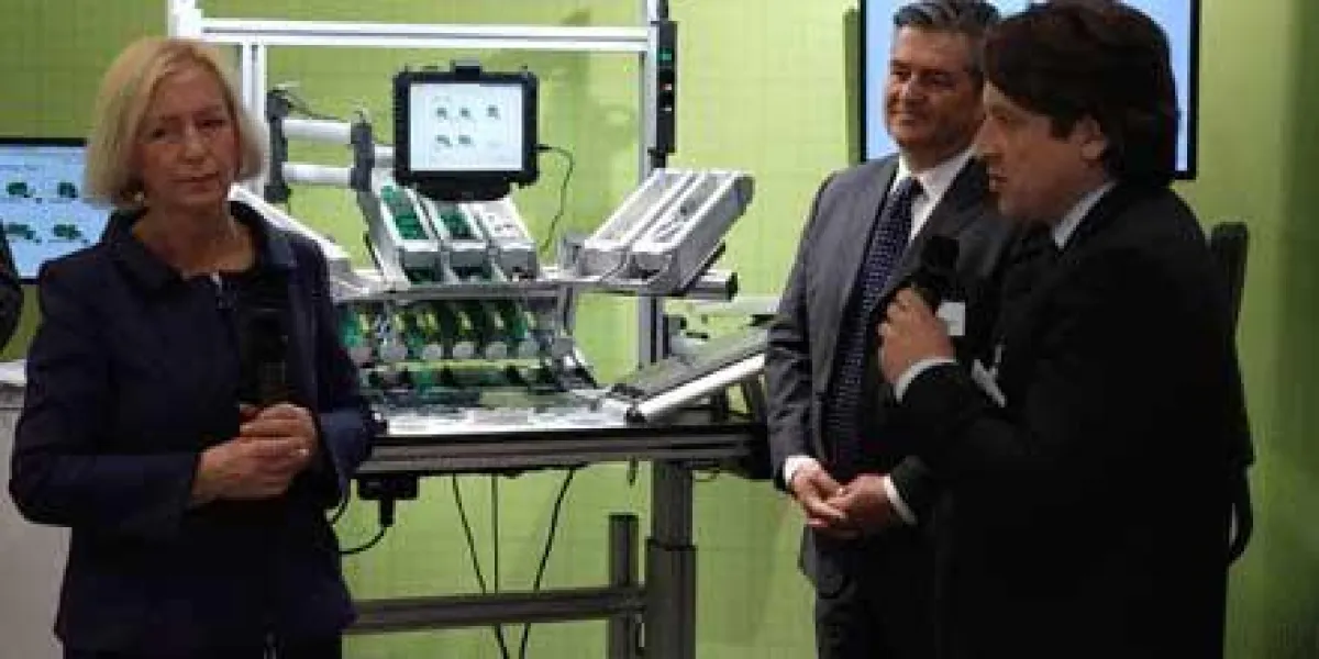 Bundesministerin für Bildung und Forschung Professorin J. Wanka u. FIR-Wissenschaftler R. Senderek