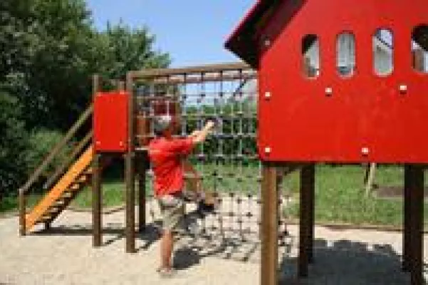 Bild: Sicherheit von Kindern wird großgeschrieben – Playcare aus Hainsacker ist Unternehmen des Monats März