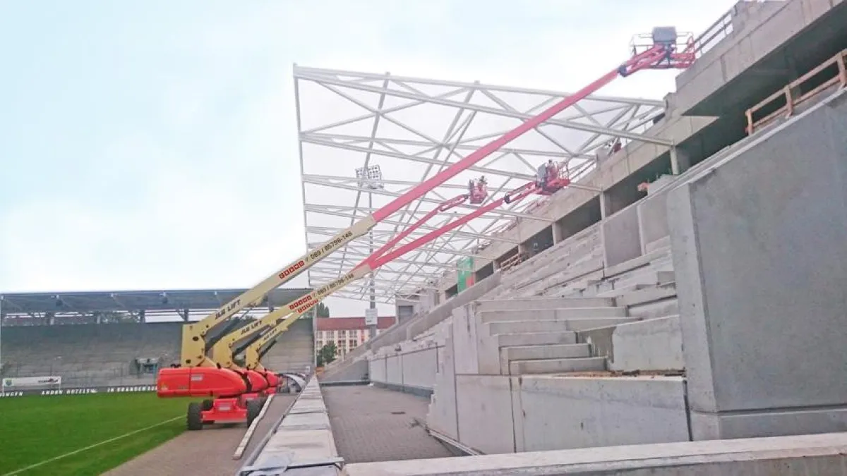 Lang gemacht: Die drei JLG 860 SJ vom Cramo-Arbeitsbühnenzentrum Chemnitz bei der Dach-Montage.