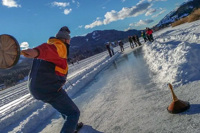 Der Weissensee rüstet sich für das Finale des größten Eisstock-Turniers Europas Bild: Der Weissensee rüstet sich für das Finale des größten Eisstock-Turniers Europas